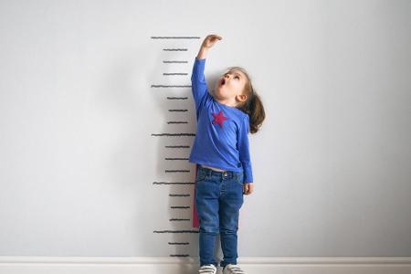 Im Sommer wächst in der Natur alles schneller - Kinder genauso. Forschungen ergaben, dass Kinder im Sommer am schnellsten un...