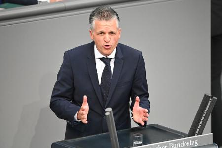Im Kanzleramt soll Frei künftig für seinen Chef Fallstricke aus dem Weg räumen, einen reibungslosen Regierungsablauf sichern und Kontakt zu den Ländern halten. Kritiker bemängeln, dem verheirateten Vater dreier Kinder fehle Regierungserfahrung.