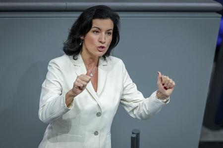 Dabei scheiden sich an der Unterfränkin, die mit ihrem Social-Media-Auftritt und mit ihrem mitunter auffälligen Kleidungsstil eine der bekanntesten CSU-Politikerinnen ist, parteiintern die Geister: Auf Parteitagen wurde sie zwar wiederholt zu einer der stellvertretenden CSU-Vorsitzenden gewählt, aber meist mit einem schlechten Ergebnis. Andererseits halten sie viele für ein Talent, das sie einst auch als Digital-Staatsministerin unter Angela Merkel schon unter Beweis gestellt hat. Im Bundestag sitzt sie schon seit 2002. Bei der vergangenen Bundestagswahl wurde Bär bundesweite Erststimmenkönigin.