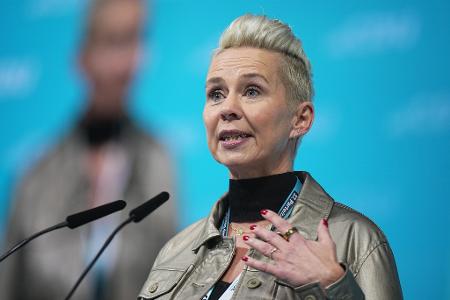Die stellvertretende Parteivorsitzende Silvia Breher, die lange als Bundesministerin im Gespräch war, wird nur Parlamentarische Staatssekretärin im Agrarministerium. Weitere Parlamentarische Staatssekretäre der CDU: Christoph de Vries (Innen), Gitta Connemann und Stefan Rouenhoff (beide Wirtschaft), Philipp Amthor und Thomas Jarzombek (beide Digitalisierung), Georg Kippels und Tino Sorge (beide Gesundheit), Mareike Wulf und Michael Brand (beide Bildung/Familie), Christian Hirte (Verkehr), Matthias Hauer (Forschung). 
