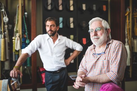 Zwei Männer stehen in ihrem Unternehmen