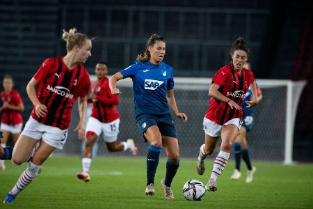 Fußballerinnen von AC Mailand und TSG Hoffenheim im Stadion auf dem Spielfeld