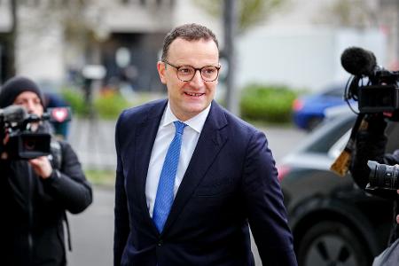 Als Gesundheitsminister in der Corona-Krise und zuvor als Parlamentarischer Finanz-Staatssekretär hat der Münsterländer einige Regierungserfahrungen. Minister wird er jetzt aber nicht. Zuletzt hatte Spahn mit umstrittenen Aussagen zum Umgang mit der AfD im Bundestag für viel öffentliche Kritik gesorgt.