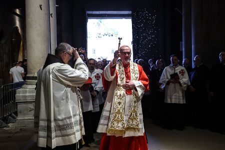 Pierbattista Pizzaballa: Als Patriarch von Jerusalem und somit höchster Vertreter der katholischen Kirche im Heiligen Land leitet der Italiener eine der schwierigsten Diözesen der Welt. Im Geburtsland von Jesus Christus stehen die Christen oft zwischen den Fronten. Pizzaballa sieht sich im Nahost-Konflikt als Brückenbauer, allen Schwierigkeiten zum Trotz.