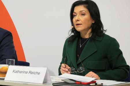 Von 2005 bis 2009 war Reiche stellvertretende Chefin der Unionsfraktion. Sie warb für neue Atomkraftwerke und warnte, Deutschland dürfe nicht sehenden Auges in eine Energiekrise hineinlaufen. Die Diplom-Chemikerin wechselte 2015 zum Verband kommunaler Unternehmen, der viele Stadtwerke vertritt. Fünf Jahre später übernahm sie den Vorsitz des Energieversorgers Westenergie.