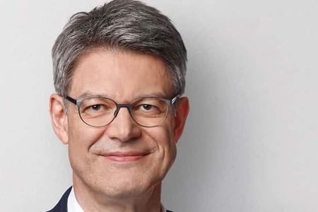 In seiner künftigen Position dürfte er eine Schlüsselrolle haben bei der Umsetzung des riesigen Sondervermögens für Infrastruktur. Ein großer Teil des 500 Milliarden Euro schweren Sondertopfs dürfte in den Verkehr fließen, um marode Brücken und das Schienennetz zu sanieren.
