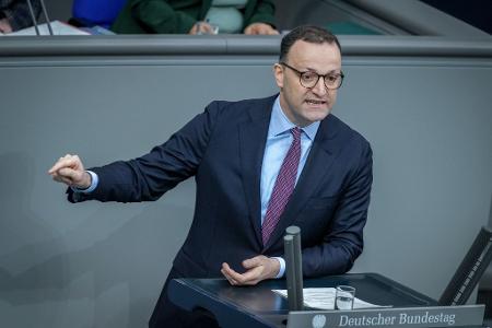 Unter Angela Merkel war er Gesundheitsminister - nun soll er für Friedrich Merz die Unionsfraktion im Bundestag auf Linie halten: Jens Spahn. Der 44 Jahre alte Spahn ist seit mehr als 20 Jahren im Parlament. Zuletzt war er in der Oppositionszeit der Union nach der verlorenen Wahl 2021 einer der stellvertretenden Fraktionsvorsitzenden. Er engagierte sich vor allem in der Wirtschaftspolitik.