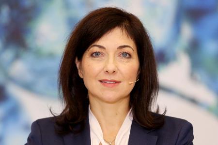 Die Nominierung der 51-jährigen Katherina Reiche als Wirtschaftsministerin ist eine Überraschung. 1998 war sie mit 25 Jahren in den Bundestag eingezogen, dem sie bis 2015 angehörte. Sieben Jahre davon war sie Parlamentarische Staatssekretärin, saß auch im CDU-Bundesvorstand. Die geborene Brandenburgerin gilt als selbstbewusst und ehrgeizig - und ist bestens vernetzt.