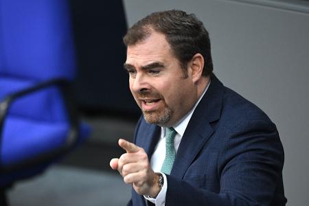 Als erster CSU-Politiker soll der Abgeordnete Florian Hahn, einer der Außen- und Verteidigungsexperten der Partei, Staatsminister im CDU-geführten Auswärtigen Amt werden. Die Personalie war insbesondere in der CSU sehr wohlwollend aufgenommen worden, 