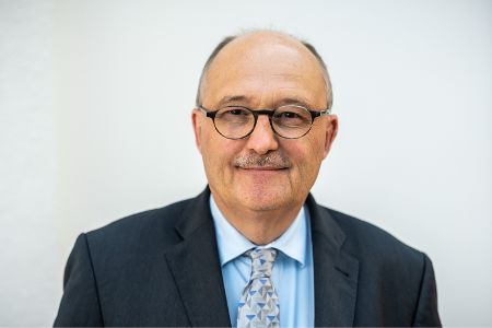 Für die Zusammenarbeit von Bund und Ländern holt sich Kanzler Friedrich Merz einen der erfahrensten Parlamentarier in Kanzleramt. Michael Meister gehört dem Bundestag seit mehr als 30 Jahren an und war schon Parlamentarischer Staatssekretär im Finanzministerium (2013 bis 2018) und im Bildungsministerium (2018 und 2021).