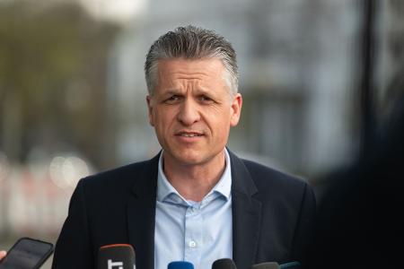 In den Ampel-Jahren ist der 51-Jährige als Manager der Unionsfraktion einer der wichtigsten Vertrauten von Merz geworden. Er gilt als akribischer Arbeiter und in so gut wie allen wichtigen politischen Themen sattelfest. Seit 2013 sitzt der eloquente Jurist im Bundestag, er ist gefragter Gast in Talkshows.