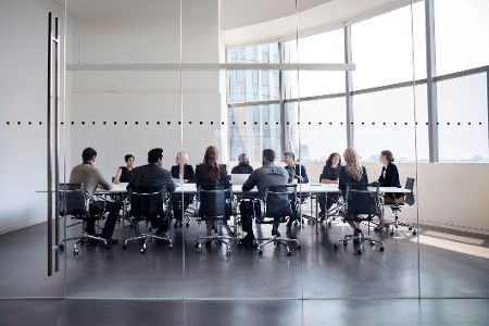 Konferenzraum mit einem voll besetzten Tisch