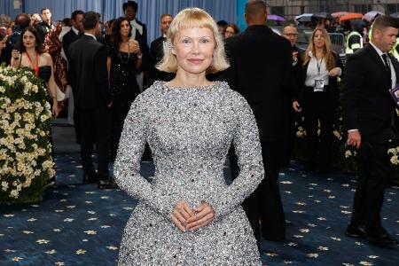 Pamela Anderson: Nach dem Make-up sind auch die langen Haare weg Pamela Anderson: Nach dem Make-up sind auch die langen Haare weg